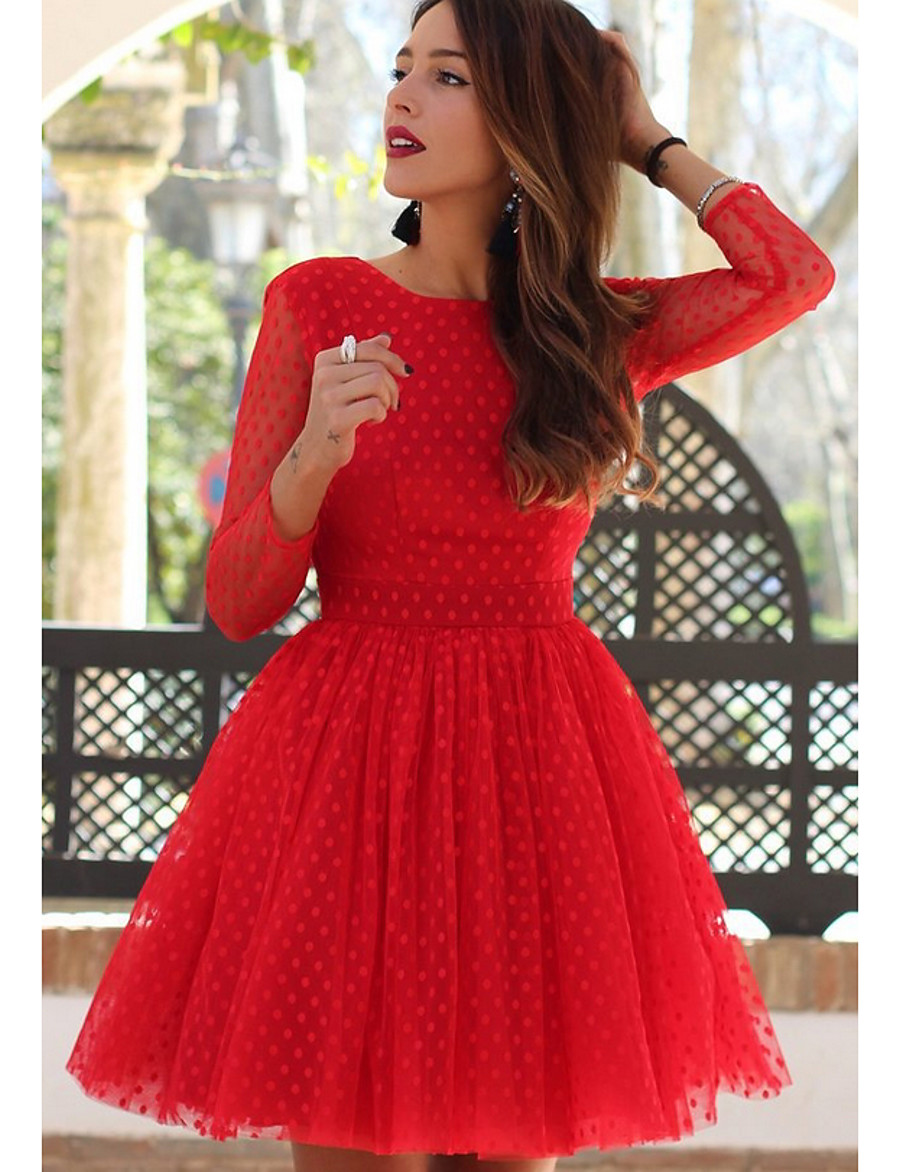 Короткое красное платье с длинным рукавом
